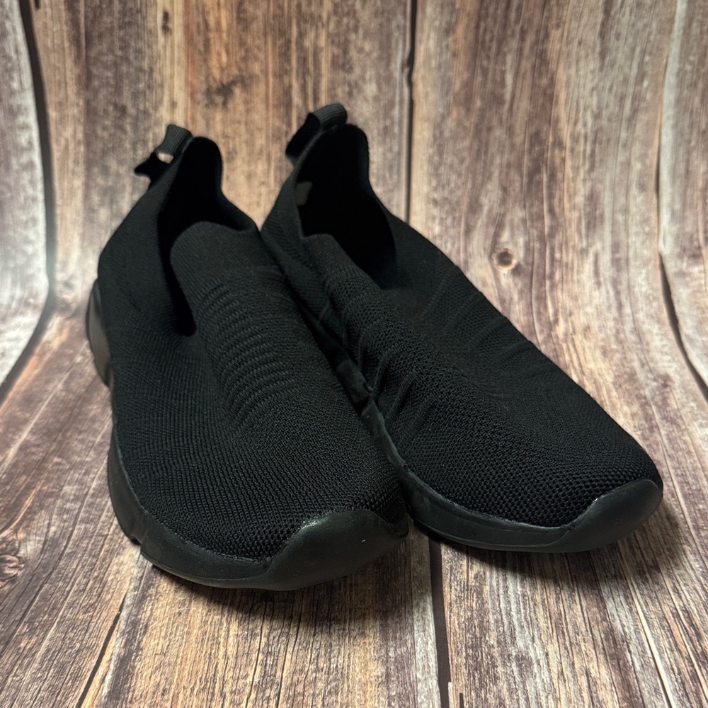 Worn Once Unbranded Black Slip-On Shoes Size 5.5 Item #PHK6896 (runs big)